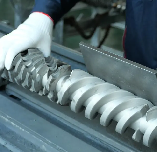 ಎಕ್ಸ್ಟ್ರೂಡರ್ನಲ್ಲಿ ಕಪ್ಪು ರೇಖೆಗಳು ಏಕೆ ಪದೇ ಪದೇ ಕಾಣಿಸಿಕೊಳ್ಳುತ್ತವೆ? ಈ ಲೇಖನವು ಬ್ಯಾರೆಲ್ ಅಥವಾ ಸ್ಕ್ರೂನೊಂದಿಗಿನ ಸಮಸ್ಯೆಯಿಂದ ಉಂಟಾಗುತ್ತದೆ ಎಂಬುದನ್ನು ತ್ವರಿತವಾಗಿ ನಿರ್ಧರಿಸಲು ಹೇಗೆ ಕಲಿಸುತ್ತದೆ.